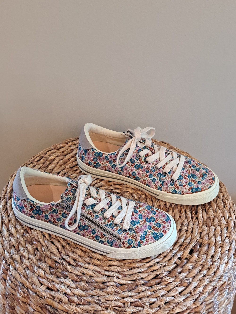 Taos Womens Z-Soul Athleisure/Comfort/Casual Floral Print Canvas Sneakers 7Wide